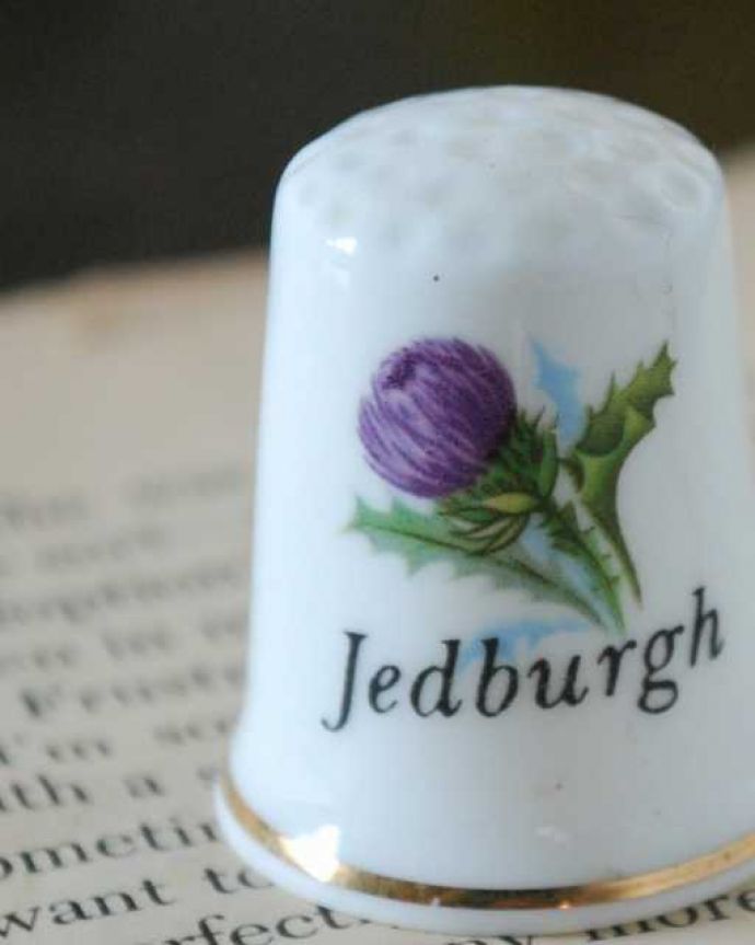 アンティーク 陶磁器の雑貨 アンティーク雑貨 スコットランドにあるジェドバラのアンティークシンブル(jedburgh)。幸運を呼ぶ女性のためのコレクションアイテムシンブルとは、上流階級の女性がたしなみとして行ったお裁縫の時に使った指ぬきのこと。(k-3865-z)