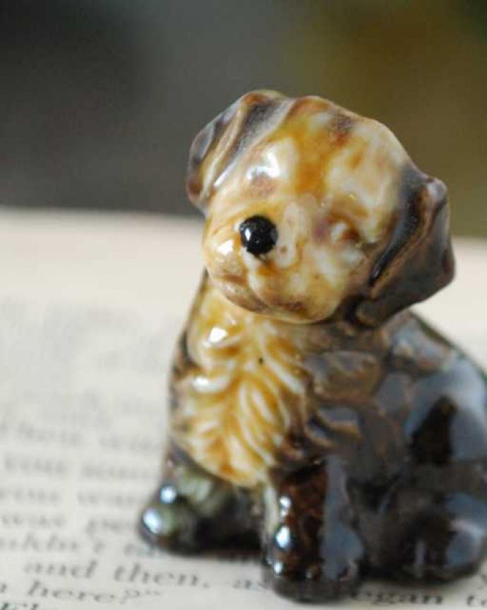 アンティーク 陶磁器の雑貨　アンティーク雑貨　イギリスで見つけたWADE社のビンテージ陶器、Whimsiesシリーズのフィギア（イヌ）。英国WADEの陶器フィギュリン1954年に発表された「Whimsies（気まぐれ）」シリーズは、世界中にコレクターがいる陶器の動物フィギュリンです。(k-3867-z)