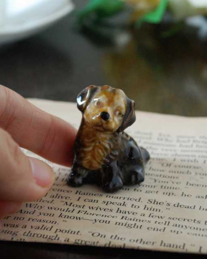 アンティーク 陶磁器の雑貨　アンティーク雑貨　イギリスで見つけたWADE社のビンテージ陶器、Whimsiesシリーズのフィギア（イヌ）。大きさはこれくらいですコレクションしたくなるくらい小さなサイズが可愛いんです。(k-3867-z)