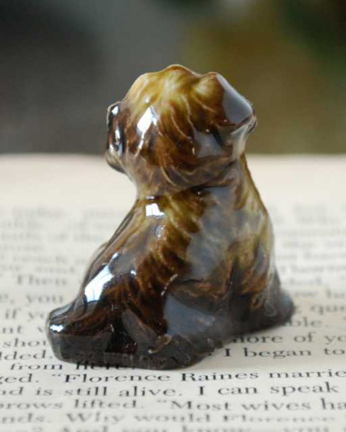 アンティーク 陶磁器の雑貨　アンティーク雑貨　イギリスで見つけたWADE社のビンテージ陶器、Whimsiesシリーズのフィギア（イヌ）。後姿も可愛いアンティークなので多少のキズ・汚れがある場合がありますが、使用上問題はありませんので、ご了承下さい。(k-3867-z)