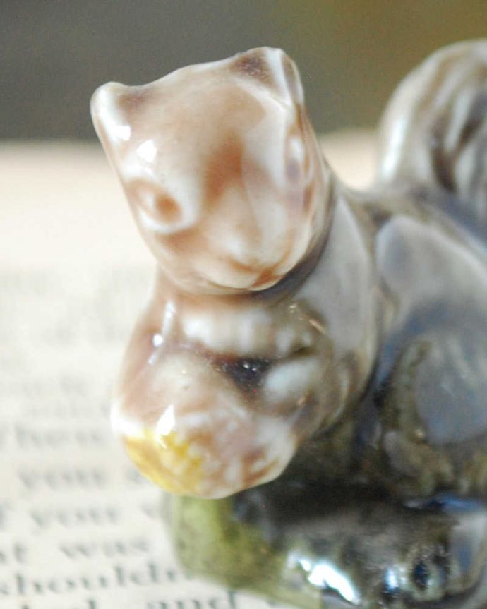 アンティーク 陶磁器の雑貨 アンティーク雑貨 イギリスで見つけたWADE社のビンテージ陶器、Whimsiesシリーズのフィギア(リス)。英国WADEの陶器フィギュリン1954年に発表された「Whimsies(気まぐれ)」シリーズは、世界中にコレクターがいる陶器の動物フィギュリンです。(k-3868-z)