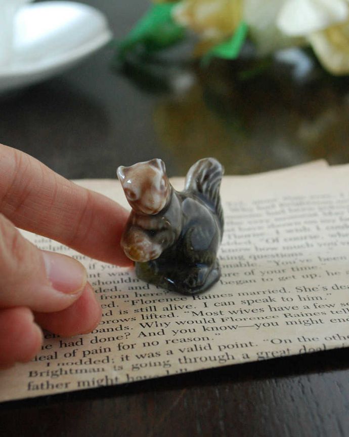 アンティーク 陶磁器の雑貨 アンティーク雑貨 イギリスで見つけたWADE社のビンテージ陶器、Whimsiesシリーズのフィギア(リス)。大きさはこれくらいですコレクションしたくなるくらい小さなサイズが可愛いんです。(k-3868-z)
