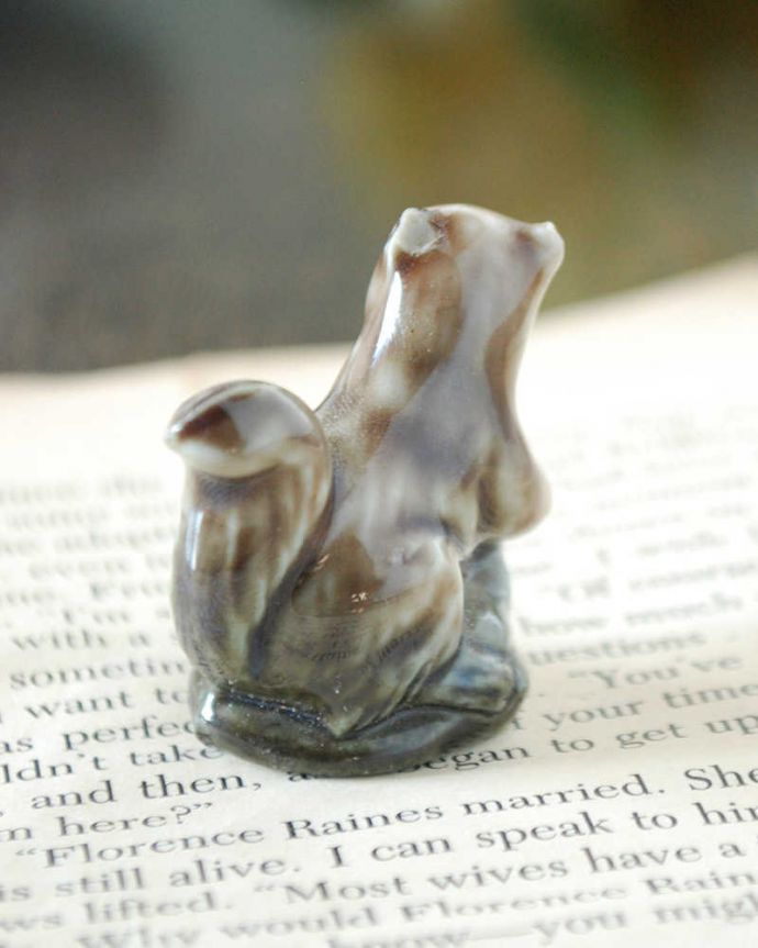 アンティーク 陶磁器の雑貨 アンティーク雑貨 イギリスで見つけたWADE社のビンテージ陶器、Whimsiesシリーズのフィギア(リス)。後姿も可愛いアンティークなので後ろ耳の部分が少し欠けていますが、使用上問題はありませんので、ご了承下さい。(k-3868-z)