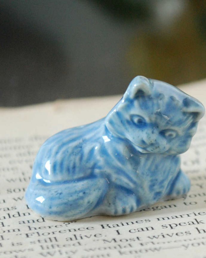アンティーク 陶磁器の雑貨 アンティーク雑貨 イギリスで見つけたWADE社のビンテージ陶器、Whimsiesシリーズのフィギア(ネコ)。英国WADEの陶器フィギュリン1954年に発表された「Whimsies(気まぐれ)」シリーズは、世界中にコレクターがいる陶器の動物フィギュリンです。(k-3871-z)