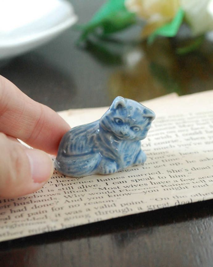 アンティーク 陶磁器の雑貨 アンティーク雑貨 イギリスで見つけたWADE社のビンテージ陶器、Whimsiesシリーズのフィギア(ネコ)。大きさはこれくらいですコレクションしたくなるくらい小さなサイズが可愛いんです。(k-3871-z)