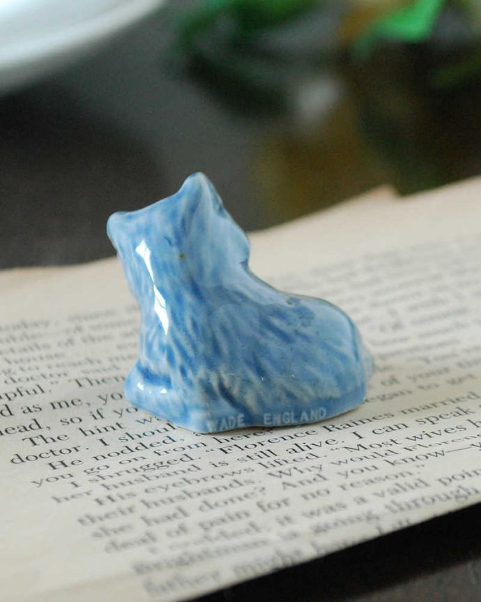 アンティーク 陶磁器の雑貨 アンティーク雑貨 イギリスで見つけたWADE社のビンテージ陶器、Whimsiesシリーズのフィギア(ネコ)。後姿も可愛いアンティークなので多少のキズ・汚れがある場合がありますが、使用上問題はありませんので、ご了承下さい。(k-3871-z)