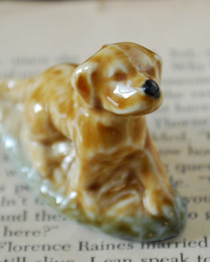 アンティーク 陶磁器の雑貨　アンティーク雑貨　イギリスで見つけたWADE社のビンテージ陶器、Whimsiesシリーズのフィギア（イヌ）。英国WADEの陶器フィギュリン1954年に発表された「Whimsies（気まぐれ）」シリーズは、世界中にコレクターがいる陶器の動物フィギュリンです。(k-3872-z)