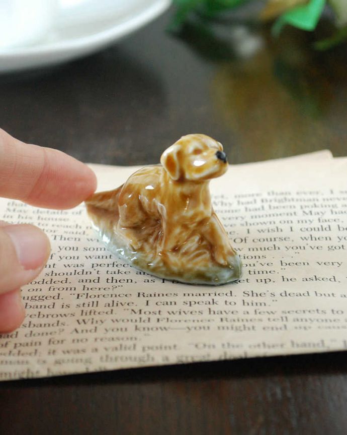 アンティーク 陶磁器の雑貨　アンティーク雑貨　イギリスで見つけたWADE社のビンテージ陶器、Whimsiesシリーズのフィギア（イヌ）。大きさはこれくらいですコレクションしたくなるくらい小さなサイズが可愛いんです。(k-3872-z)