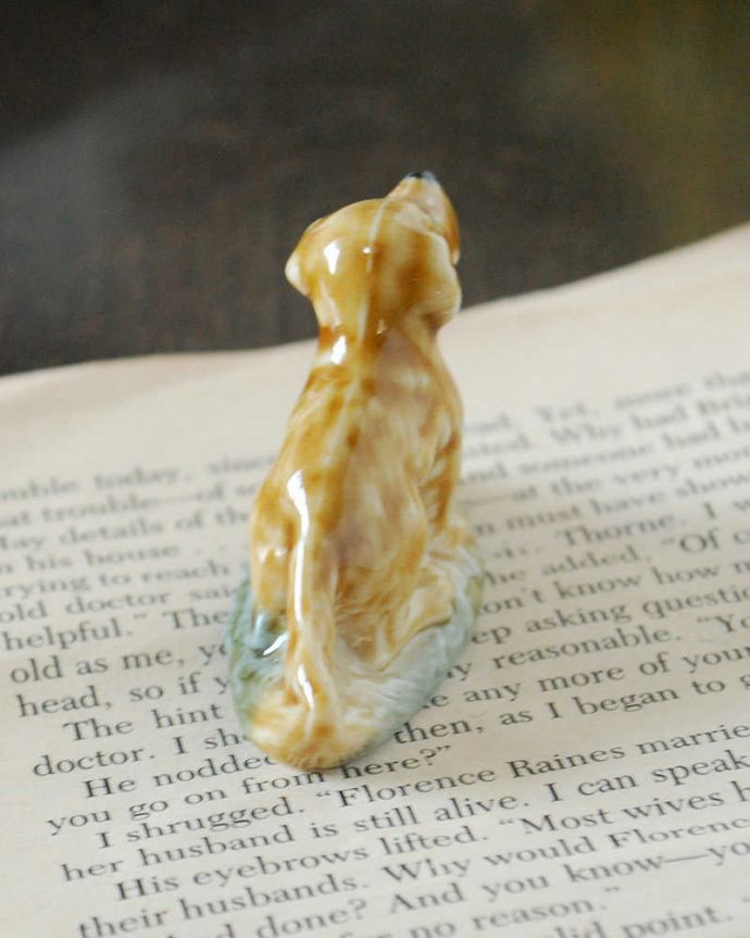 アンティーク 陶磁器の雑貨　アンティーク雑貨　イギリスで見つけたWADE社のビンテージ陶器、Whimsiesシリーズのフィギア（イヌ）。後姿も可愛いアンティークなので多少のキズ・汚れがある場合がありますが、使用上問題はありませんので、ご了承下さい。(k-3872-z)