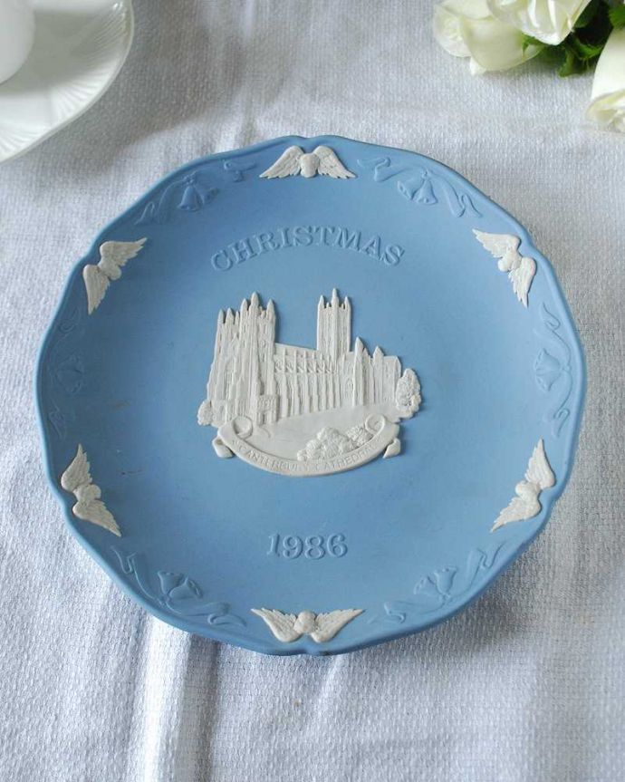 アンティーク 陶磁器の雑貨　アンティーク雑貨　ジャスパーウェアのクリスマスイヤープレート（1986年・CANTERBURY CATHEDRAL/カンタベリー大聖堂）。上から見るとこんな感じですアンティークのため、多少の欠け・傷がある場合がありますが、使用上問題はありませんので、ご了承下さい。(k-3879-z)