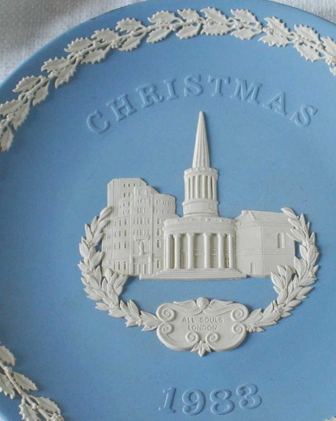 アンティーク 陶磁器の雑貨 アンティーク雑貨 レリーフが美しいジャスパーウェアのクリスマスイヤープレート(1983年・オールソウルズ教会)。限定デザインのクリスマスプレートクリスマスプレートは、その年だけの限定デザインなので、アンティークでしか手に入りません。(k-3881-z)