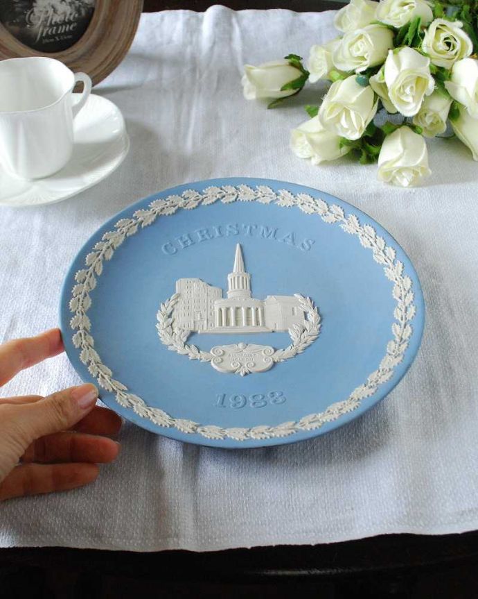 アンティーク 陶磁器の雑貨 アンティーク雑貨 レリーフが美しいジャスパーウェアのクリスマスイヤープレート(1983年・オールソウルズ教会)。宝石のような美しさを追求した焼き物なんとも言えない滑らかな手触りが、ジャスパーウエアの特長。(k-3881-z)