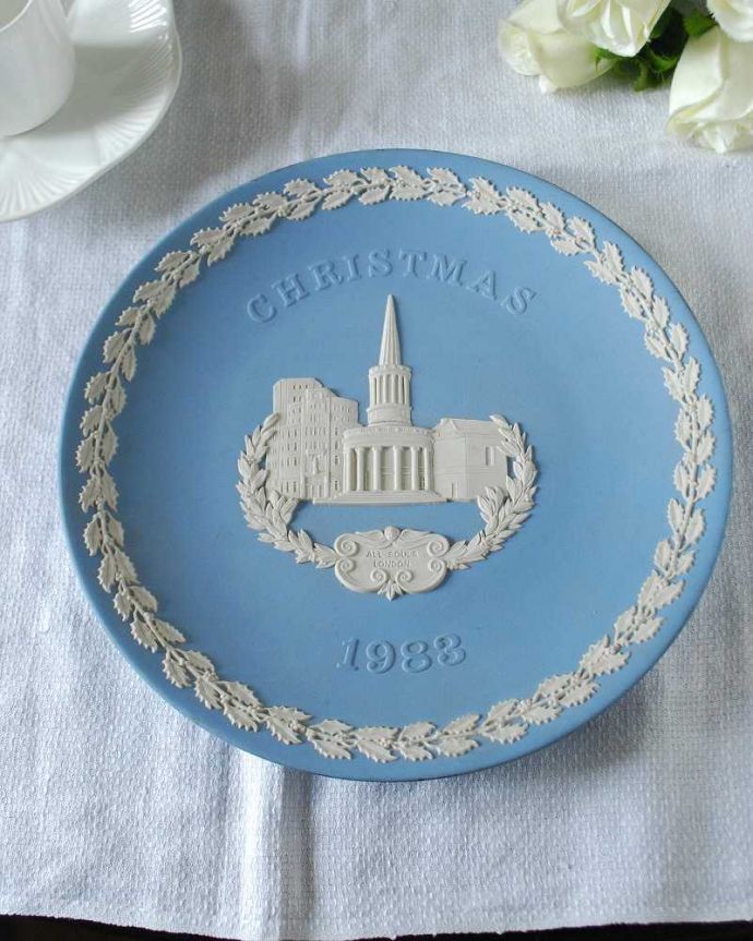 アンティーク 陶磁器の雑貨 アンティーク雑貨 レリーフが美しいジャスパーウェアのクリスマスイヤープレート(1983年・オールソウルズ教会)。上から見るとこんな感じですアンティークのため、多少の欠け・傷がある場合がありますが、使用上問題はありませんので、ご了承下さい。(k-3881-z)