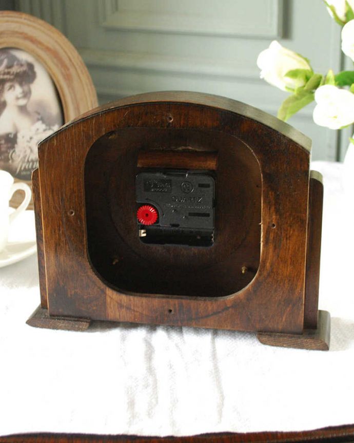 アンティーク その他の雑貨 アンティーク雑貨 置くだけでお洒落なインテリアになる英国で見つけたSMITH社のアンティーク置き時計。裏から見ると・・・クオーツは新しく交換しました。(k-3883-z)