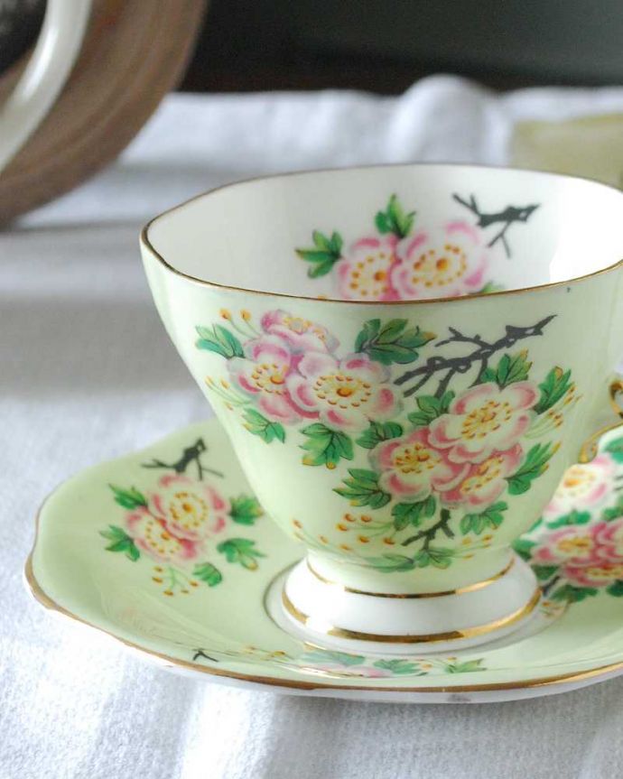 アンティーク 陶磁器の雑貨　アンティーク雑貨　鮮やかに咲いた花がとても美しいアンティークカップ＆ソーサー。飾って使って楽しむ小さなアンティークアンティークでしか手に入れることが出来ない美しい模様のカップ＆ソーサー。(k-3886-z)