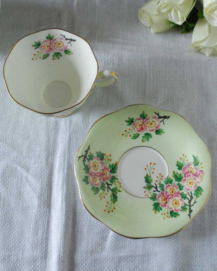 アンティーク 陶磁器の雑貨　アンティーク雑貨　鮮やかに咲いた花がとても美しいアンティークカップ＆ソーサー。上から見るとこんな感じです状態のいいものだけを選んでいますが、アンティークなのでキズや欠けがある場合があります。(k-3886-z)