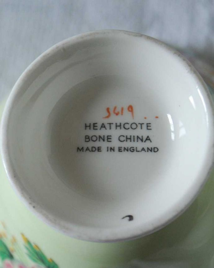 アンティーク 陶磁器の雑貨　アンティーク雑貨　鮮やかに咲いた花がとても美しいアンティークカップ＆ソーサー。裏側には品質の証製造メーカー保証の意味がこもった窯印、ポーセリンマークがあります。(k-3886-z)