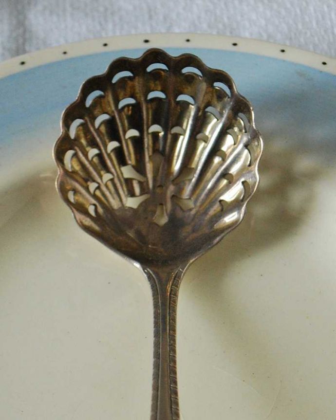 アンティーク シルバー製 アンティーク雑貨 英国スターリングシルバーの重厚な輝きアンティークのシフタースプーン(粉砂糖スプーン)。贅沢極まりないシフタースプーン砂糖が貴重だった時代に、フルーツやお菓子にお砂糖をふりかけるために作られた食通のためのスプーンです。(k-3887-z)