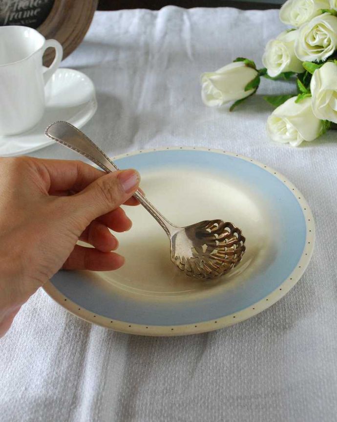 アンティーク シルバー製 アンティーク雑貨 英国スターリングシルバーの重厚な輝きアンティークのシフタースプーン(粉砂糖スプーン)。大きさはコレくらいです食通が使っていたスプーンを日本流で使ってみて下さい。(k-3887-z)