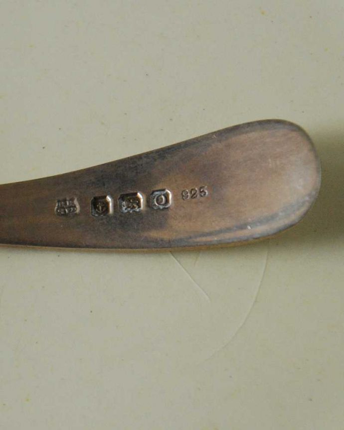 アンティーク シルバー製 アンティーク雑貨 英国スターリングシルバーの重厚な輝きアンティークのシフタースプーン(粉砂糖スプーン)。裏側には品質の証刻印が入っています。(k-3887-z)