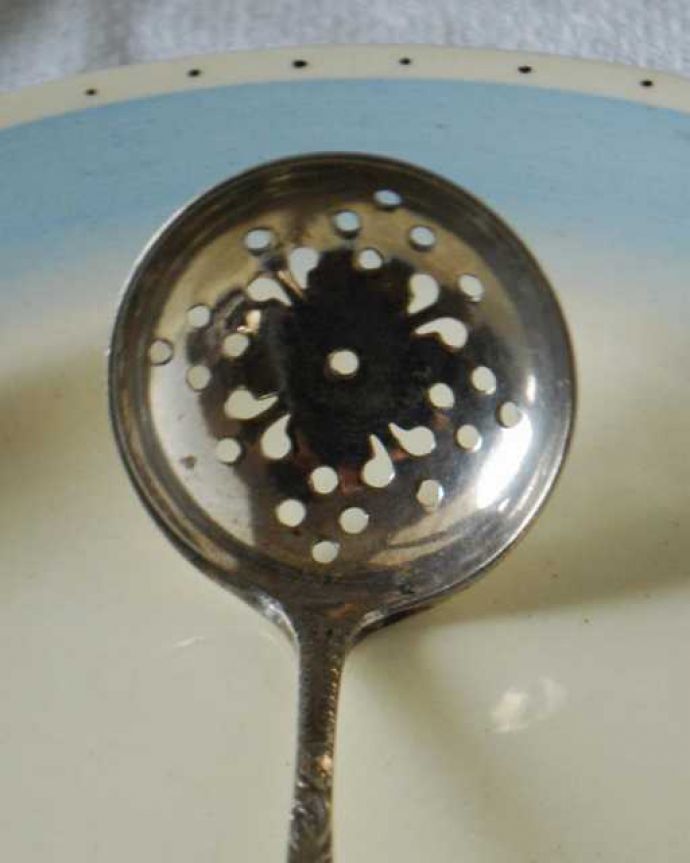 アンティーク シルバー製 アンティーク雑貨 アンティークシルバープレートのシフタースプーン(粉砂糖スプーン) 。贅沢極まりないシフタースプーン砂糖が貴重だった時代に、フルーツやお菓子にお砂糖をふりかけるために作られた食通のためのスプーンです。(k-3888-z)