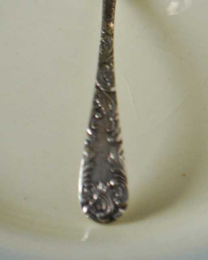 アンティーク シルバー製 アンティーク雑貨 アンティークシルバープレートのシフタースプーン(粉砂糖スプーン) 。上から見るとこんな感じですアンティークなので多少のキズやカケがある場合はありますが、使用上問題はありませんのでご了承下さい。(k-3888-z)