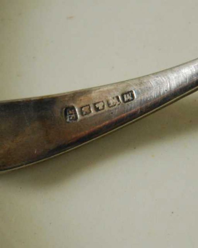 アンティーク シルバー製 アンティーク雑貨 アンティークシルバープレートのシフタースプーン(粉砂糖スプーン) 。裏側には品質の証刻印が入っています。(k-3888-z)