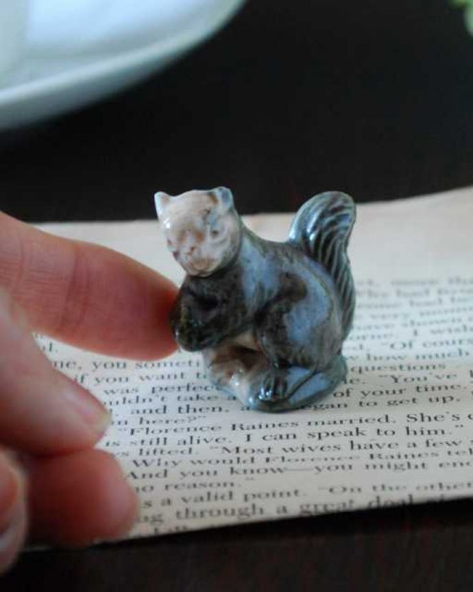 アンティーク 陶磁器の雑貨　アンティーク雑貨　イギリスで見つけたWADE社の陶器、Whimsiesシリーズのフィギア(リス）。大きさはこれくらいですコレクションしたくなるくらい小さなサイズが可愛いんです。(k-3890-z)