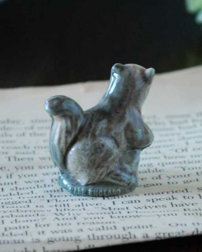 アンティーク 陶磁器の雑貨　アンティーク雑貨　イギリスで見つけたWADE社の陶器、Whimsiesシリーズのフィギア(リス）。後姿も可愛いアンティークなので多少のキズ・汚れがある場合がありますが、使用上問題はありませんので、ご了承下さい。(k-3890-z)