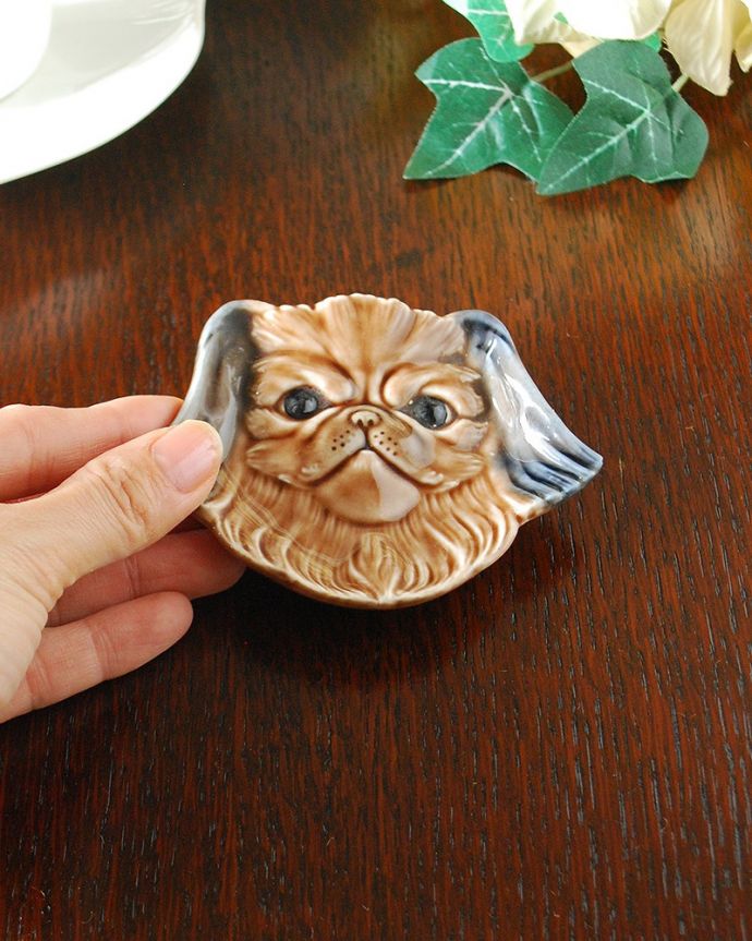 アンティーク 陶磁器の雑貨 アンティーク雑貨 イギリスで見つけたWADE社のビンテージ陶器、イヌのモチーフのお皿。大きさはこれくらいです実用的にも使えるサイズです。(k-3899-z)