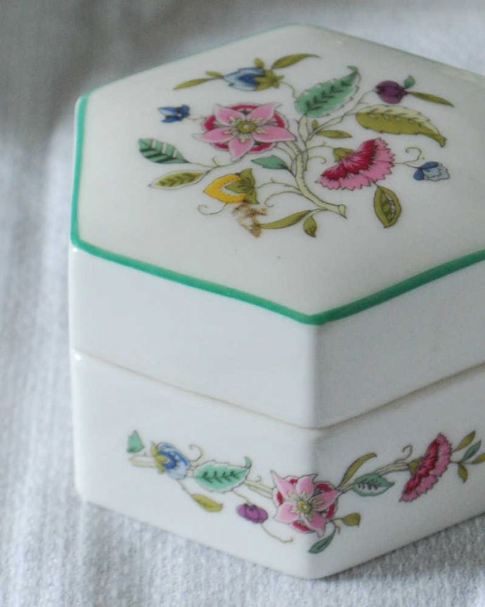 アンティーク 陶磁器の雑貨　アンティーク雑貨　ミントン社のハドンホールシリーズの小物入れ、イギリスアンティーク雑貨。普段の生活に華を添えてくれるアンティークアクセサリーや小物入れにオススメです。(k-3901-z)