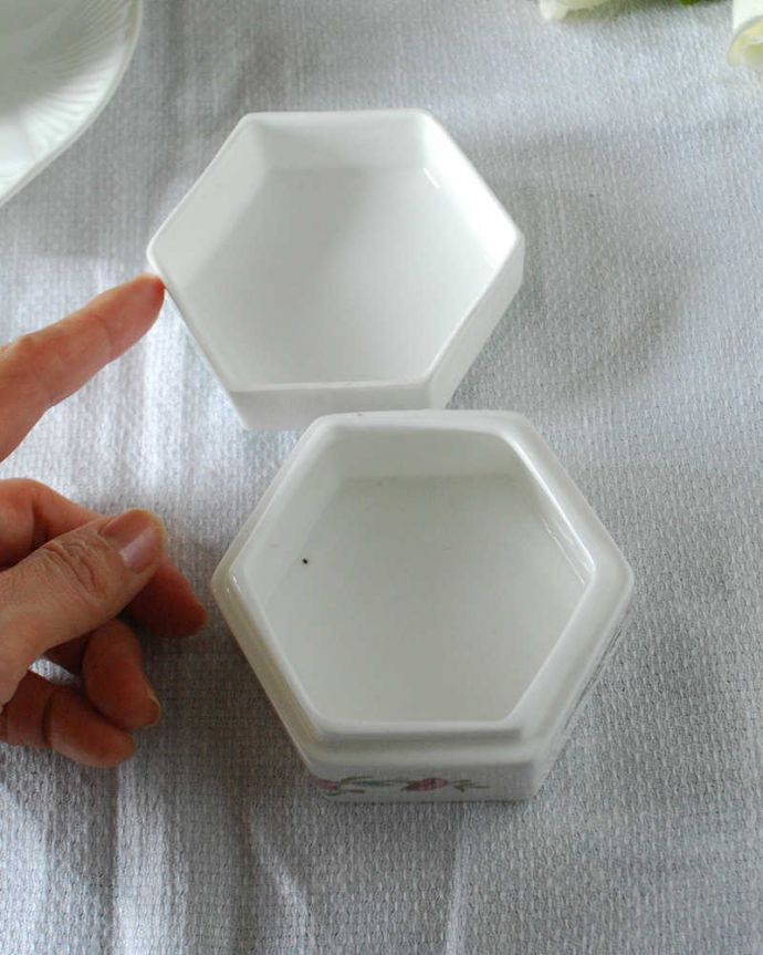 アンティーク 陶磁器の雑貨　アンティーク雑貨　ミントン社のハドンホールシリーズの小物入れ、イギリスアンティーク雑貨。中はこんな感じですアンティークのため、多少の欠け・傷がある場合がありますが、使用上問題はありませんので、ご了承下さい。(k-3901-z)