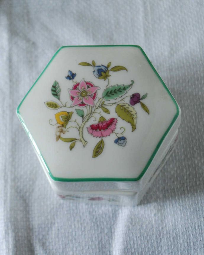 アンティーク 陶磁器の雑貨　アンティーク雑貨　ミントン社のハドンホールシリーズの小物入れ、イギリスアンティーク雑貨。置くだけでも絵になる美しさ何も入れなくても、陶磁器なので中が見えずに絵になるアイテムなんです。(k-3901-z)