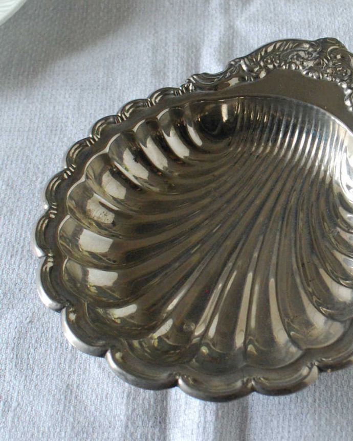 アンティーク シルバー製 アンティーク雑貨 英国アンティークシルバープレート製、装飾が豪華なシェルの形をした器(バターディッシュ)。実際に使える美しいシルバーアイテムみんなに見せるために作られたシルバーのアイテムは、まずは見る目重視。(k-3904-z)