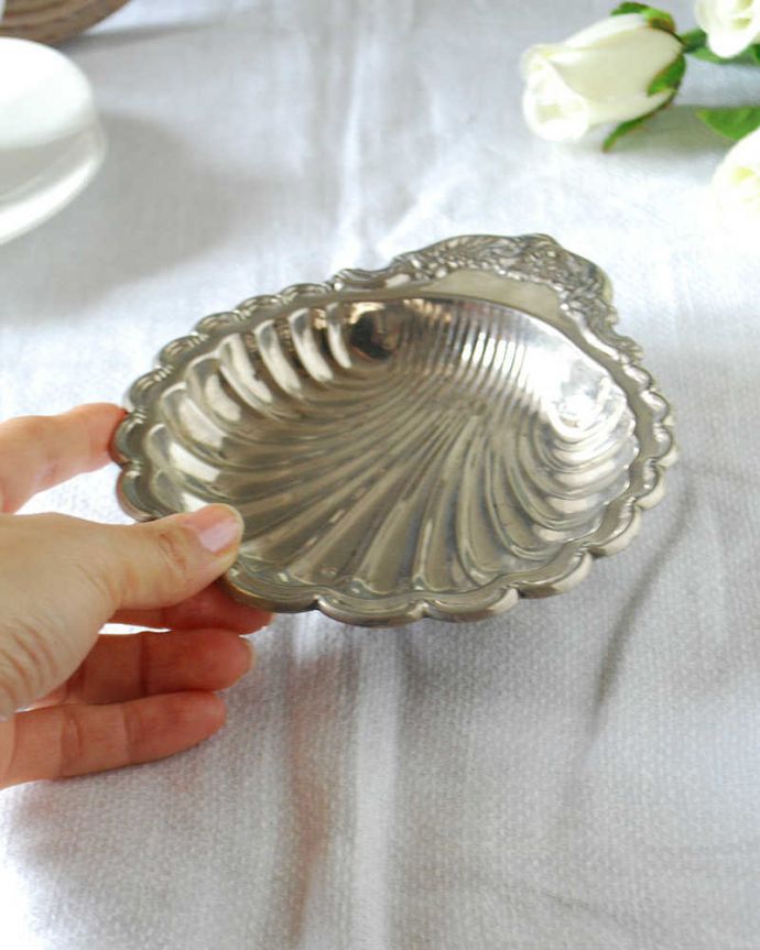 アンティーク シルバー製 アンティーク雑貨 英国アンティークシルバープレート製、装飾が豪華なシェルの形をした器(バターディッシュ)。小さなサイズが可愛い何個でも集めたくなっちゃう手のひらサイズ。(k-3904-z)