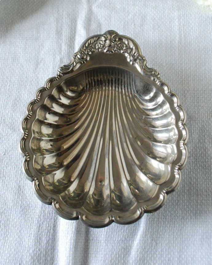 アンティーク シルバー製 アンティーク雑貨 英国アンティークシルバープレート製、装飾が豪華なシェルの形をした器(バターディッシュ)。上から見るとこんな形アンティークなので多少のキズやカケがある場合はありますが、使用上問題はありませんのでご了承下さい。(k-3904-z)