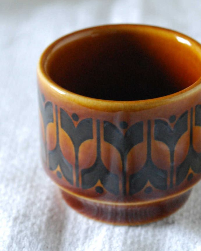 Hornsea(ホーンジー) アンティーク雑貨 ホーンジー社「エアルーム」シリーズのビンテージ陶器エッグスタンド。ホーンジーの代表作「HEIR LOOM」1966年に発表されたホーンジーらしい最初のデザイン「ヘアルーム」ポコポコッとした表面のくぼんだ部分に特殊な釉薬を使ってカラーリングされています。(k-3906-z)