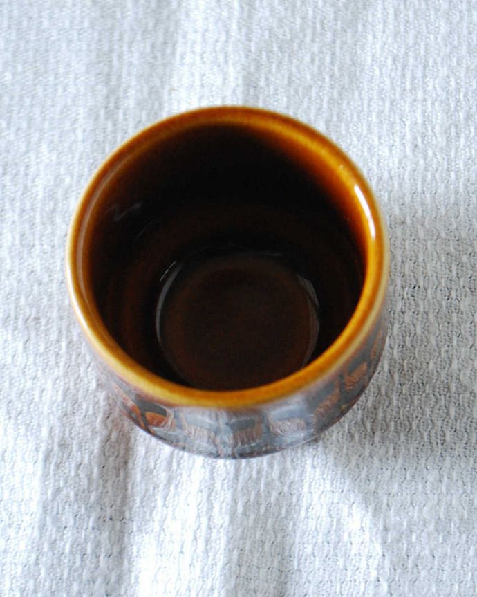 Hornsea(ホーンジー) アンティーク雑貨 ホーンジー社「エアルーム」シリーズのビンテージ陶器エッグスタンド。上から見るとこんな感じです新品ではないので、多少の欠け・キズがある場合がありますが、使用上問題がないものだけを選んできました。(k-3906-z)