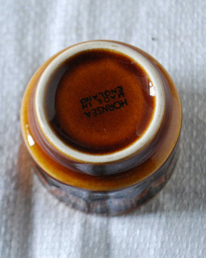 Hornsea(ホーンジー) アンティーク雑貨 ホーンジー社「エアルーム」シリーズのビンテージ陶器エッグスタンド。裏側には品質の証ひっくり返して見ると、こんな感じのポーセリンマークを見つけることが出来ます。(k-3906-z)