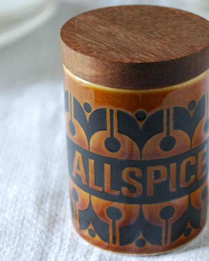 Hornsea（ホーンジー）　アンティーク雑貨　英国ホーンジー社の陶器のスパイスポット(ALLSPICE)。ホーンジーの代表作「HEIR LOOM」1966年に発表されたホーンジーらしい最初のデザイン「ヘアルーム」ポコポコッとした表面のくぼんだ部分に特殊な釉薬を使ってカラーリングされています。(k-3907-z)