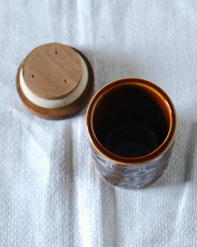 Hornsea（ホーンジー）　アンティーク雑貨　英国ホーンジー社の陶器のスパイスポット(ALLSPICE)。上から見るとこんな感じです新品ではないので、多少の欠け・キズがある場合がありますが、使用上問題がないものだけを選んできました。(k-3907-z)