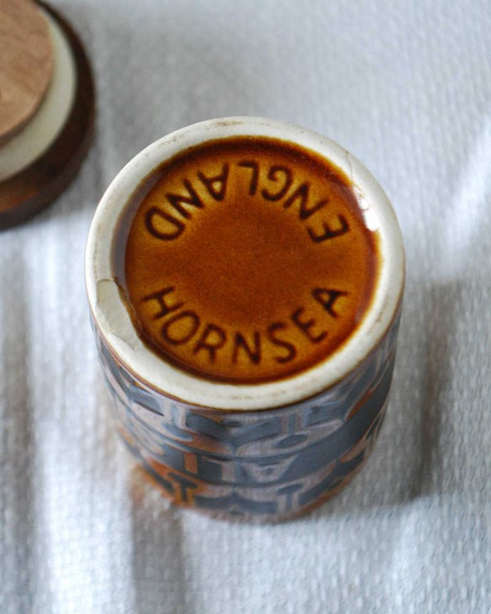 Hornsea（ホーンジー）　アンティーク雑貨　英国ホーンジー社の陶器のスパイスポット(ALLSPICE)。裏側には品質の証ひっくり返して見ると、こんな感じのポーセリンマークを見つけることが出来ます。(k-3907-z)