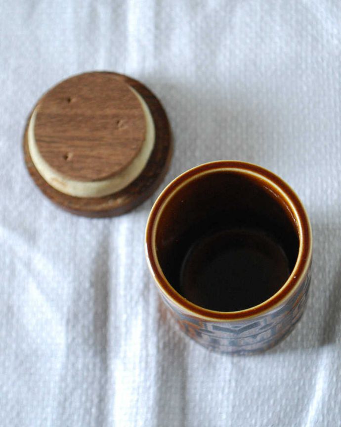 Hornsea(ホーンジー) アンティーク雑貨 英国ホーンジー社の陶器のスパイスポット(NUTMEG)。上から見るとこんな感じです新品ではないので、多少の欠け・キズがある場合がありますが、使用上問題がないものだけを選んできました。(k-3908-z)