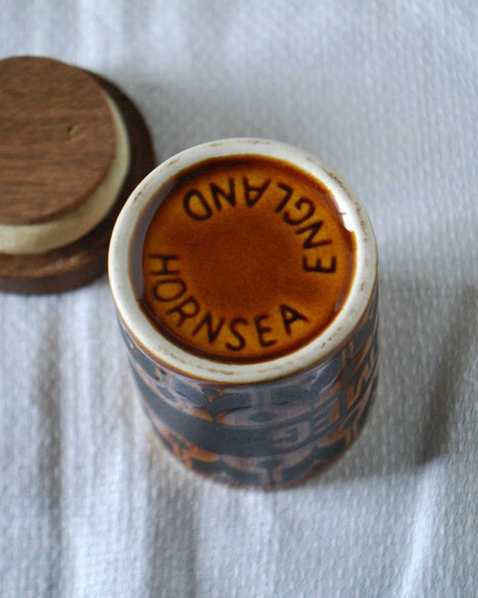 Hornsea(ホーンジー) アンティーク雑貨 英国ホーンジー社の陶器のスパイスポット(NUTMEG)。裏側には品質の証ひっくり返して見ると、こんな感じのポーセリンマークを見つけることが出来ます。(k-3908-z)