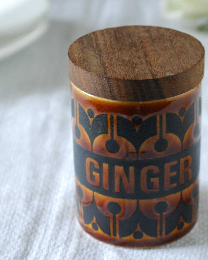 Hornsea（ホーンジー）　アンティーク雑貨　英国ホーンジー社の陶器のスパイスポット(GINGER)。ホーンジーの代表作「HEIR LOOM」1966年に発表されたホーンジーらしい最初のデザイン「ヘアルーム」ポコポコッとした表面のくぼんだ部分に特殊な釉薬を使ってカラーリングされています。(k-3909-z)