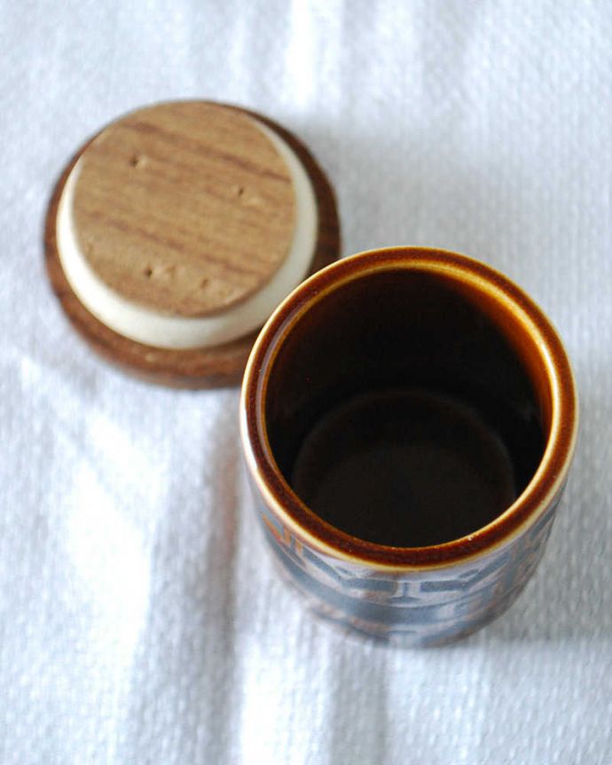 Hornsea（ホーンジー）　アンティーク雑貨　英国ホーンジー社の陶器のスパイスポット(GINGER)。上から見るとこんな感じです新品ではないので、多少の欠け・キズがある場合がありますが、使用上問題がないものだけを選んできました。(k-3909-z)