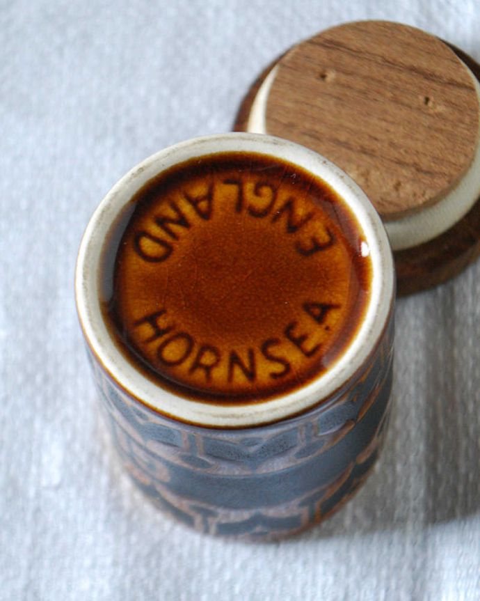 Hornsea（ホーンジー）　アンティーク雑貨　英国ホーンジー社の陶器のスパイスポット(GINGER)。裏側には品質の証ひっくり返して見ると、こんな感じのポーセリンマークを見つけることが出来ます。(k-3909-z)