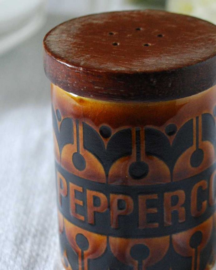 Hornsea（ホーンジー）　アンティーク雑貨　英国から届いたホーンジーのエアルーム、スパイスポット(PEPPERCORN)。ホーンジーの代表作「HEIR LOOM」1966年に発表されたホーンジーらしい最初のデザイン「ヘアルーム」ポコポコッとした表面のくぼんだ部分に特殊な釉薬を使ってカラーリングされています。(k-3910-z)