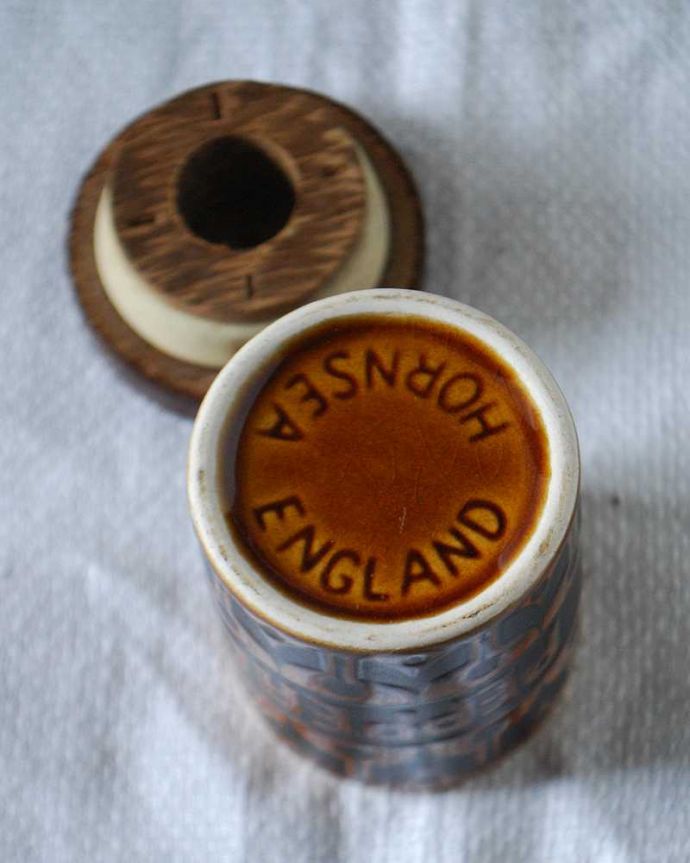 Hornsea（ホーンジー）　アンティーク雑貨　英国から届いたホーンジーのエアルーム、スパイスポット(PEPPERCORN)。裏側には品質の証ひっくり返して見ると、こんな感じのポーセリンマークを見つけることが出来ます。(k-3910-z)