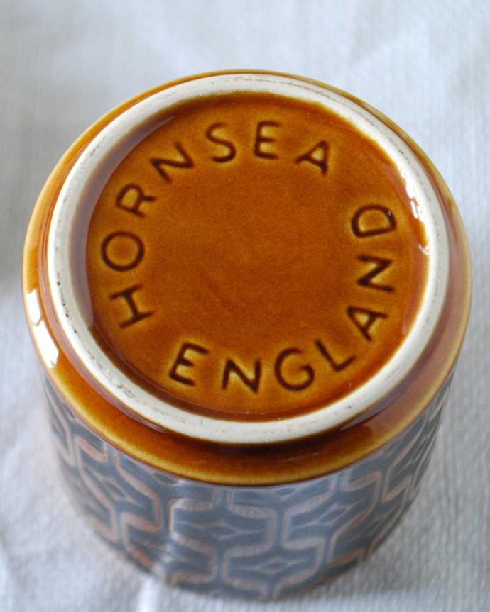 Hornsea(ホーンジー) アンティーク雑貨 英国ホーンジー社のエアルームシリーズ、おしゃれなシュガーポット。裏側には品質の証ひっくり返して見ると、こんな感じのポーセリンマークを見つけることが出来ます。(k-3911-z)